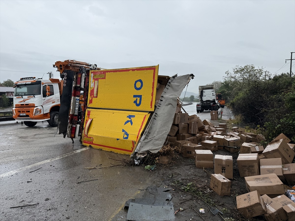 Anadolu Otoyolu'nun Sakarya kesiminde devrilen tır ulaşımda aksamaya neden oldu.
