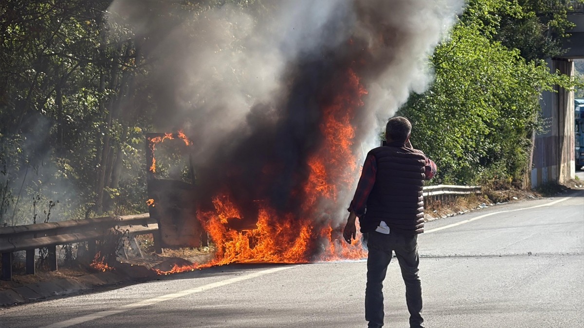 Anadolu Otoyolu'nun Sakarya kesiminde seyir halindeyken yanan kamyonet, itfaiye ekipleri...