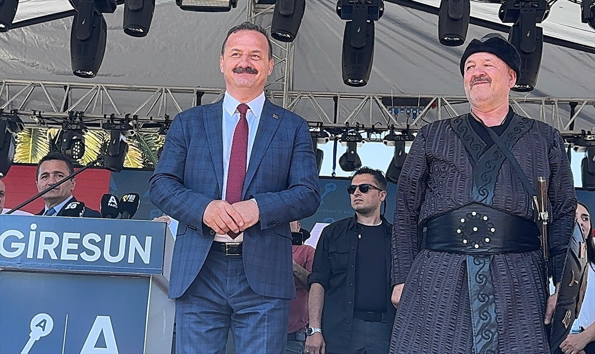 Anahtar Parti (A Parti) Genel Başkanı Yavuz Ağıralioğlu, Giresun'da vatandaşlarla bir araya...