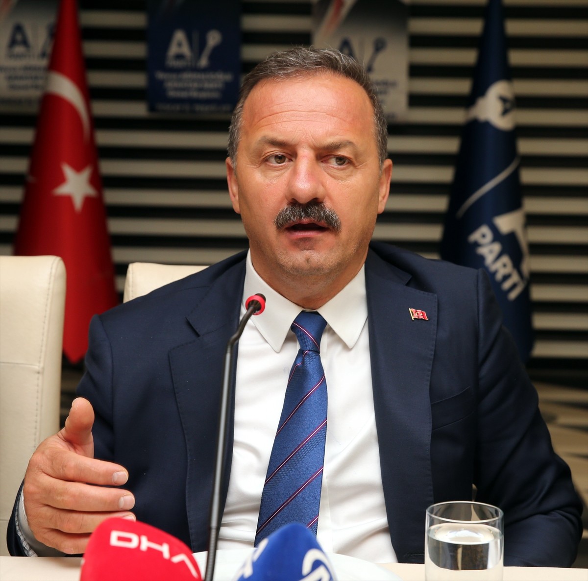 Anahtar Parti (A Parti) Genel Başkanı Yavuz Ağıralioğlu, Tokat'ta bir otelde düzenlediği basın...