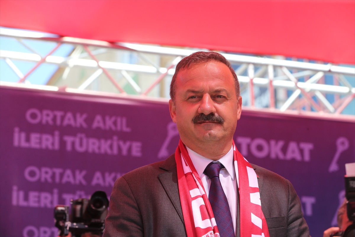 Anahtar Parti (A Parti) Genel Başkanı Yavuz Ağıralioğlu, Tokat'ta partisinin il başkanlığı hizmet...