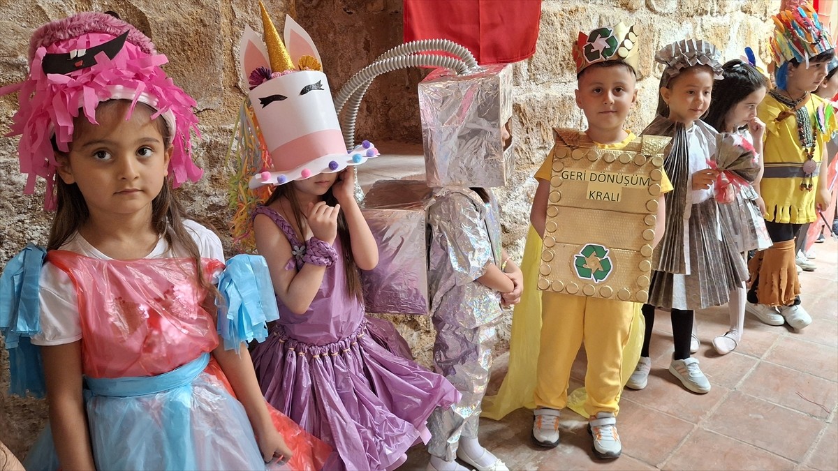 Ankara&#039;nın Beypazarı ilçesinde, Beypazarı Cumhuriyet İlkokulu öğrencileri atık malzemelerden...