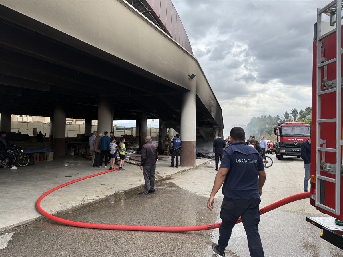 Ankara'nın Çubuk ilçesinde, iki katlı halk pazarında çıkan yangın, itfaiye ekiplerince...