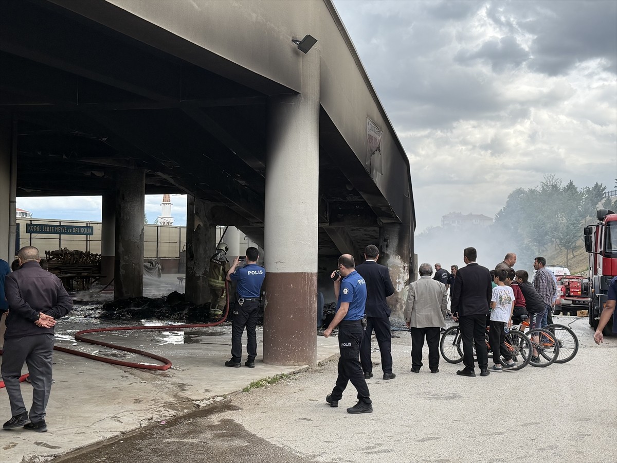 Ankara'nın Çubuk ilçesinde, iki katlı halk pazarında çıkan yangın, itfaiye ekiplerince...