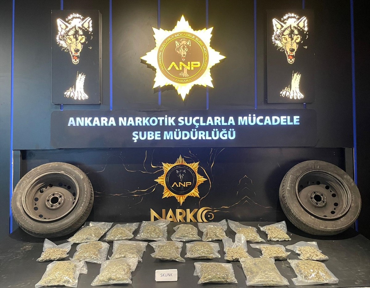 Ankara'nın Kahramankazan ilçesinde bir otomobilin yedek lastiklerine gizlenmiş 5 kilo 500 gram...
