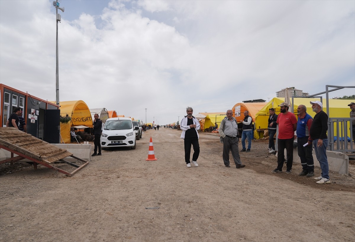 Ankara'nın Keçiören ilçesinde kurbanlık pazarında denetim sırasında sopalarla güvenlik güçlerine...