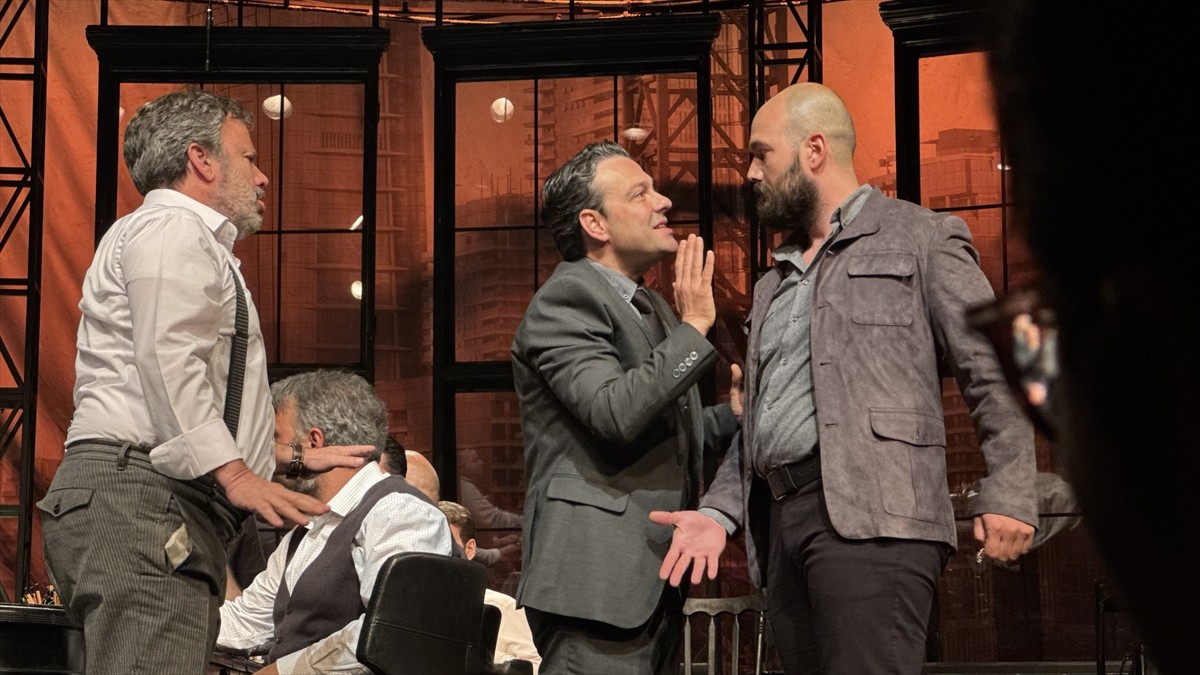 Ankara Devlet Tiyatrosunun "12 Öfkeli" oyunu, Trabzon'da izleyiciyle buluştu. Devlet Tiyatroları...