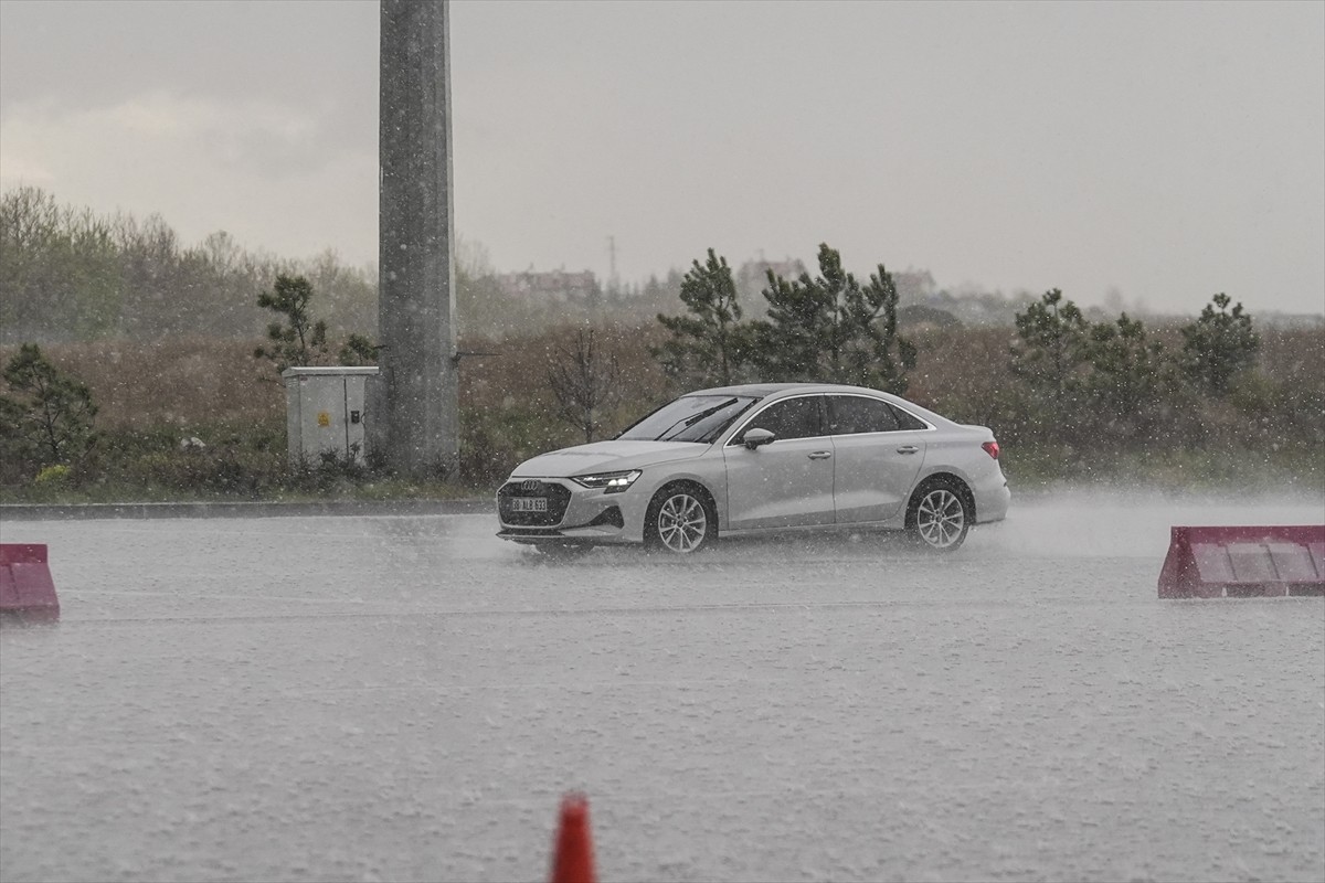 Ankara-Niğde Otoyolu Gökçehüyük Gişeleri mevkisinde akşam saatlerinde başlayan yağmur yerini dolu...