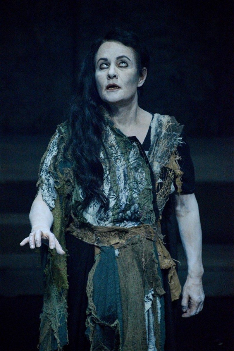  Ankara ve İstanbul Devlet Tiyatrosu ortak yapımı, sezonun ödüllü yapımlarından "Medea Material"...