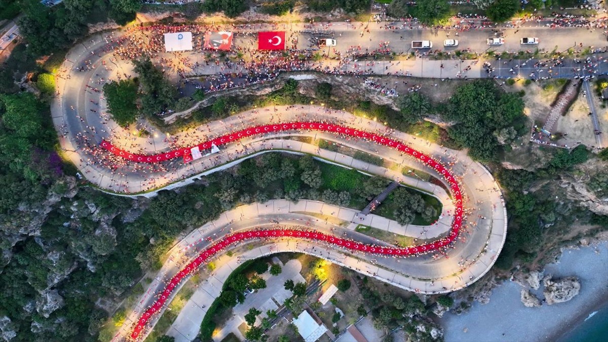 Antalya'da, 19 Mayıs Atatürk'ü Anma, Gençlik ve Spor Bayramı etkinlikleri kapsamında fener alayı...