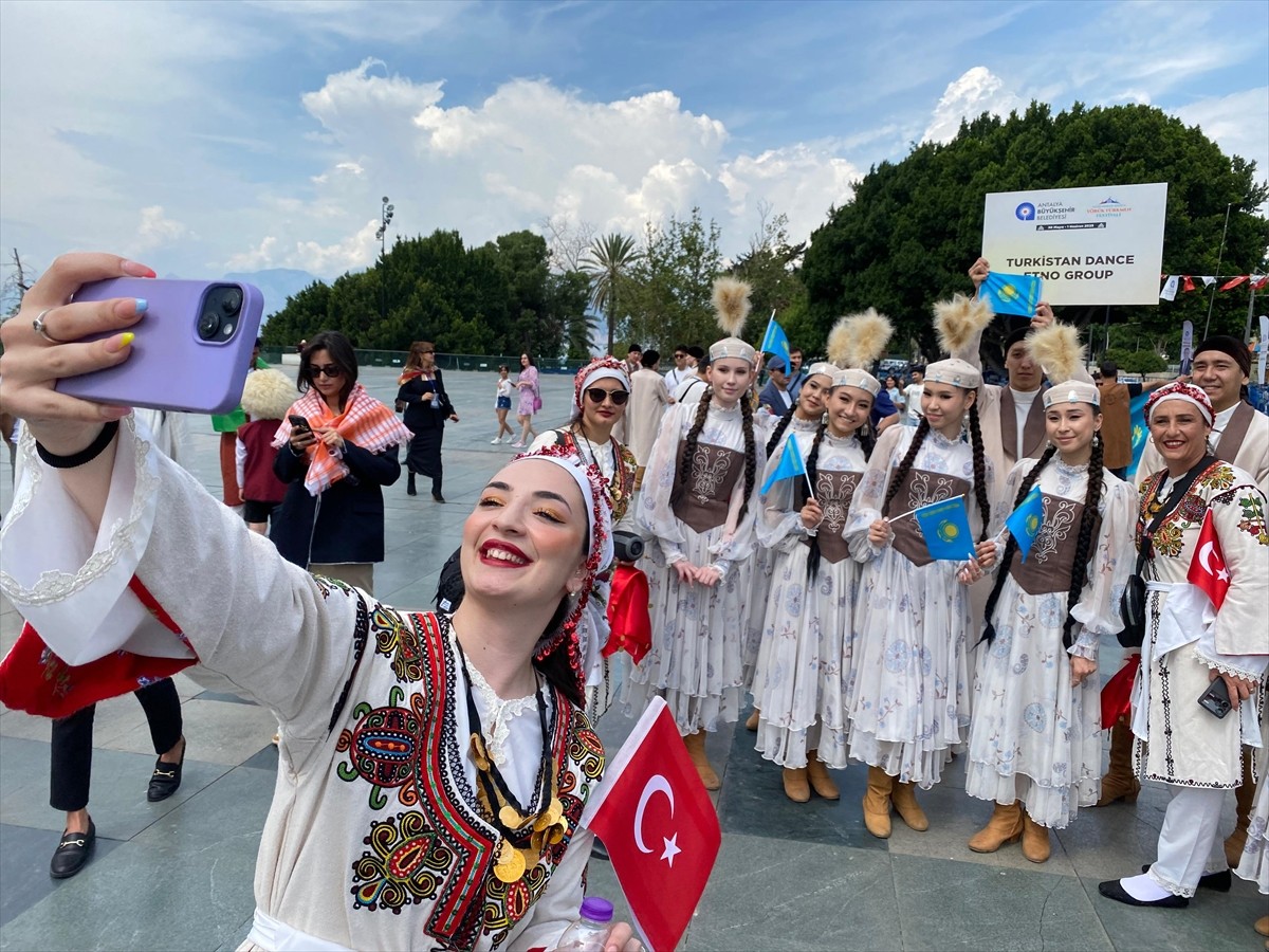Antalya'da bu yıl 4'üncüsü düzenlenen Uluslararası Yörük Türkmen Festivali, Yörük göçü yürüyüşüyle...
