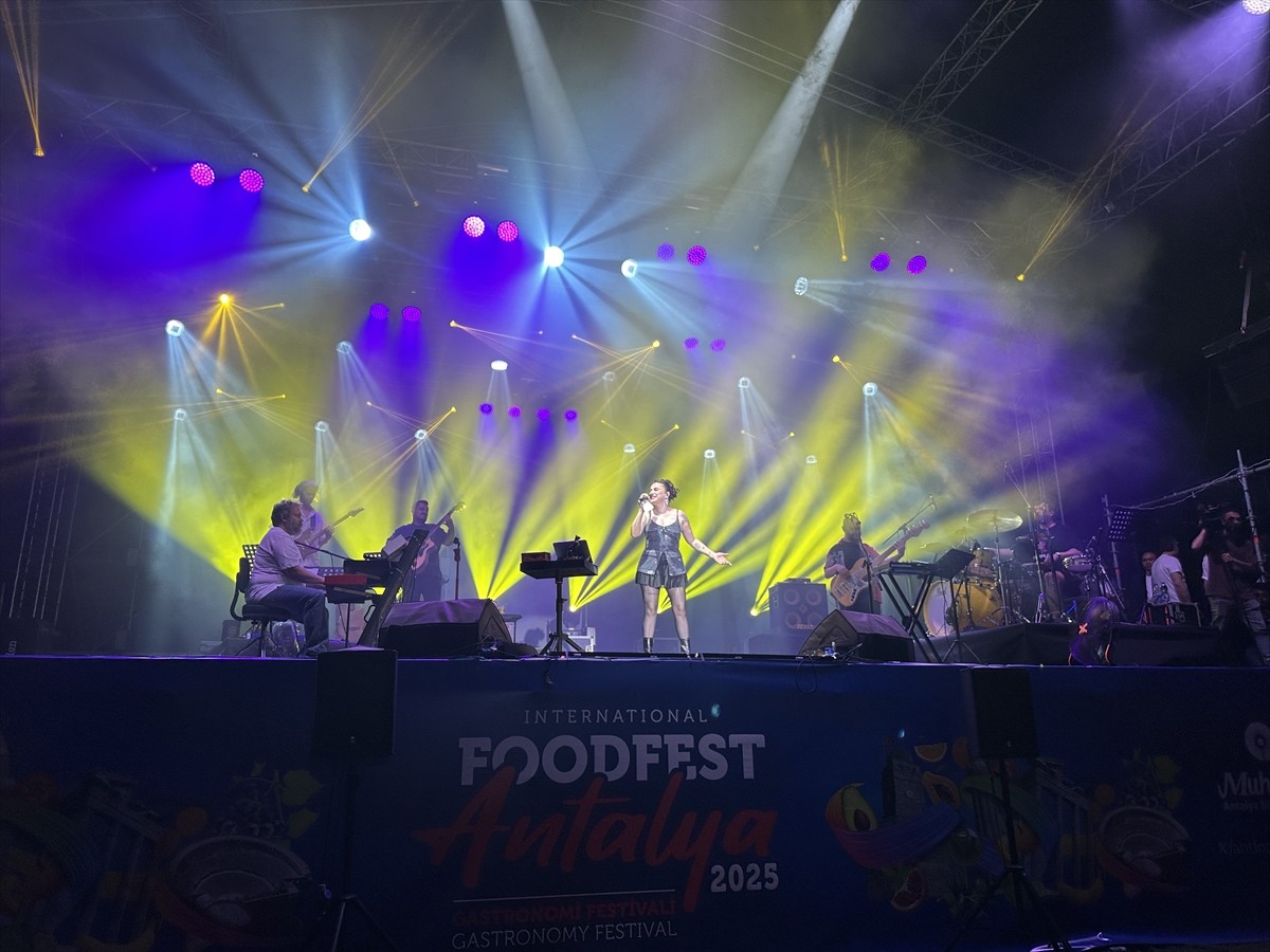 Antalya'da düzenlenen 4. FoodFest Uluslararası Gastronomi Festivali'nin ilk gününde, sanatçı...
