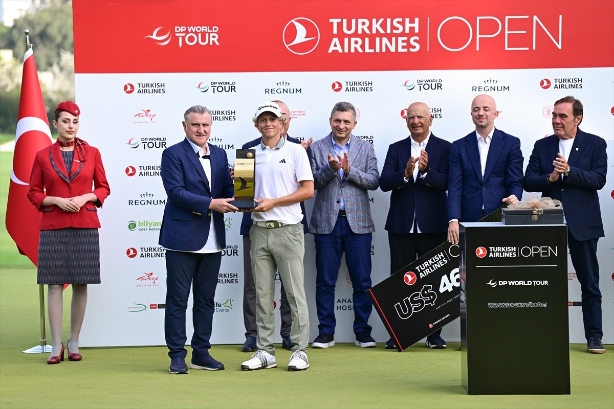 Antalya'da düzenlenen Turkish Airlines Open 2025 Golf Turnuvası'nda Fransız sporcu Martin Couvra...
