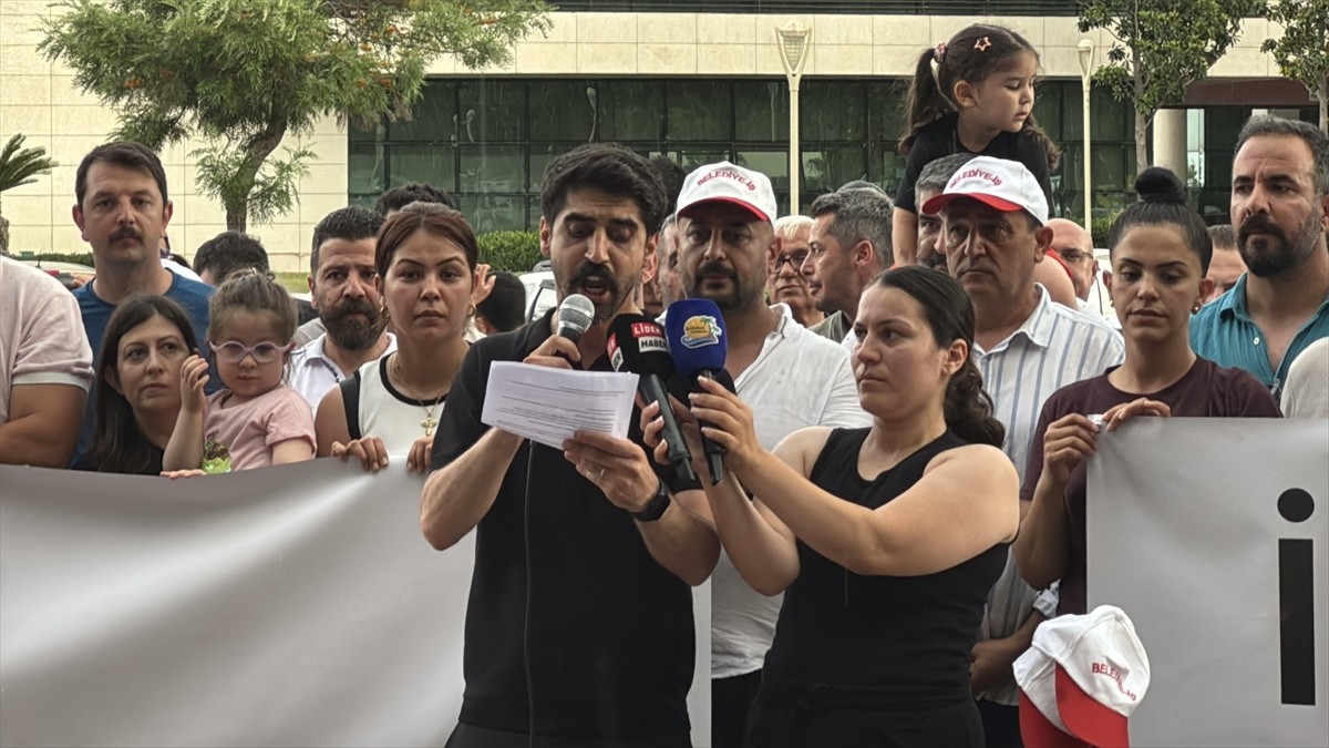 Antalya'da Konyaaltı Belediyesi tarafından işten çıkarılan 67 çalışan görevlerine dönmek için...