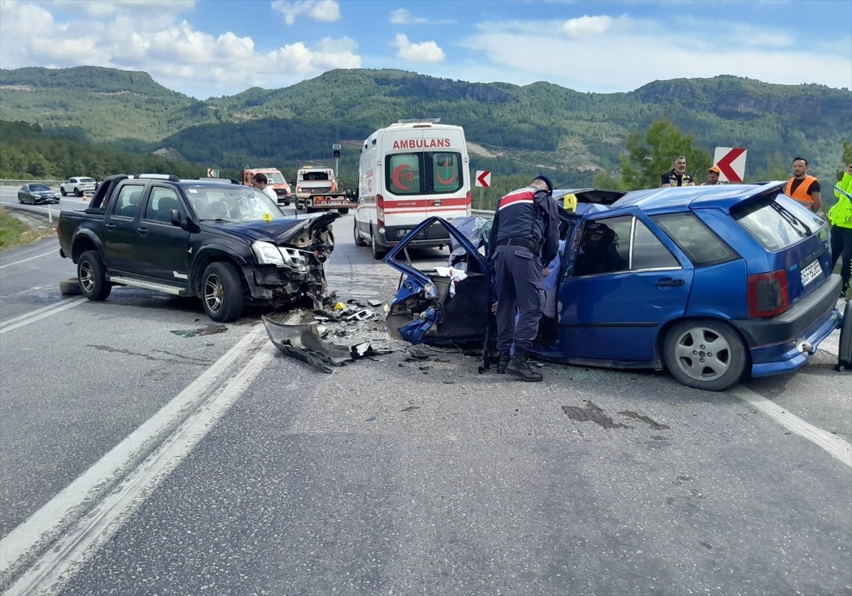 Antalya'nın Akseki ilçesinde pikap ve otomobilin çarpıştığı kazada 1 kişi hayatını kaybetti, 3...