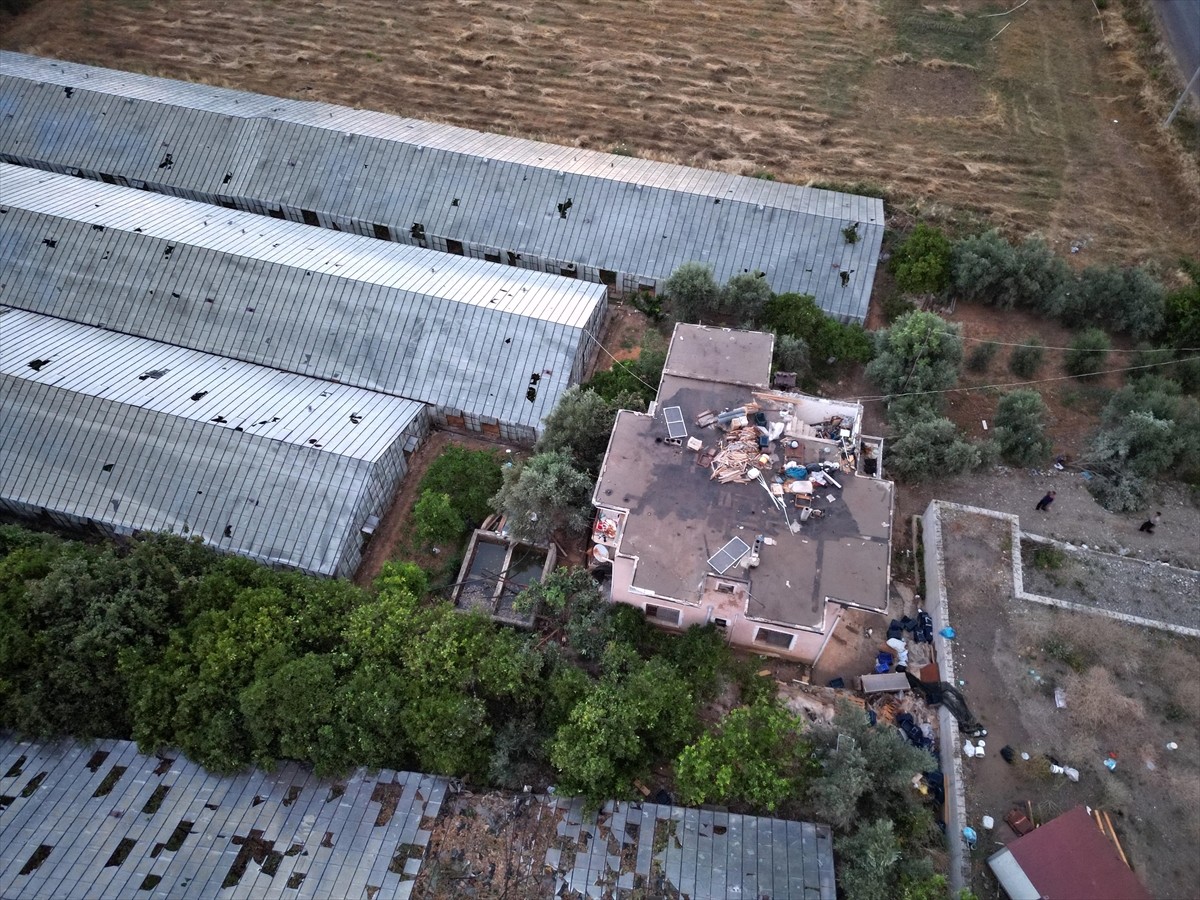 Antalya'nın Gazipaşa ilçesinde etkili olan hortum nedeniyle evlerin çatıları, pencereleri ile...