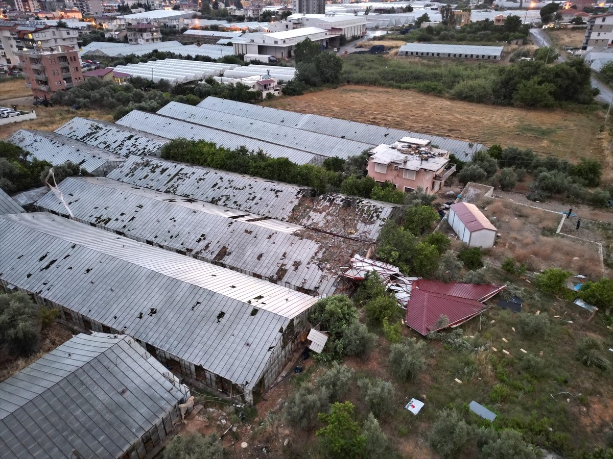 Antalya'nın Gazipaşa ilçesinde etkili olan hortum nedeniyle evlerin çatıları, pencereleri ile...