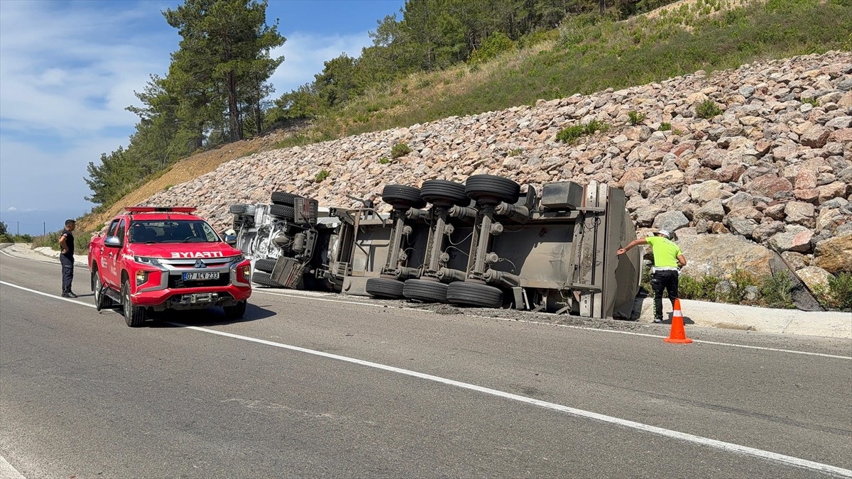 Antalya'nın Gazipaşa ilçesinde, zift yüklü tırın devrilmesi sonucu sürücü ağır yaralandı. Devrilen...