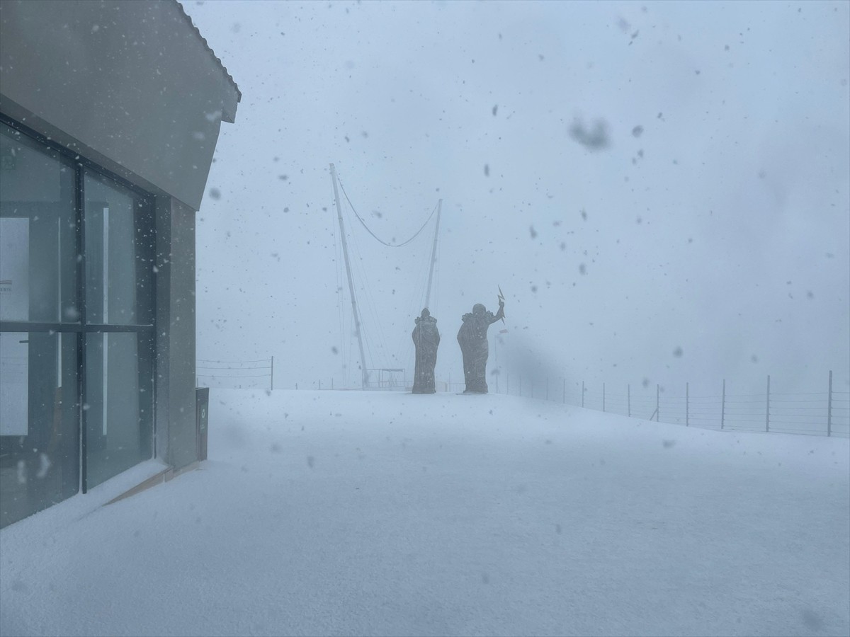 Antalya'nın Kemer ilçesindeki Tahtalı Dağı'nın zirvesinde kar yağışı etkili oldu.