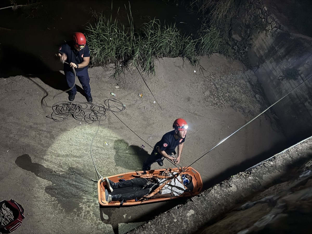 Antalya'nın Konyaaltı ilçesinde köprünün bariyerlerine çıkan ve dengesini kaybederek 5 metre...
