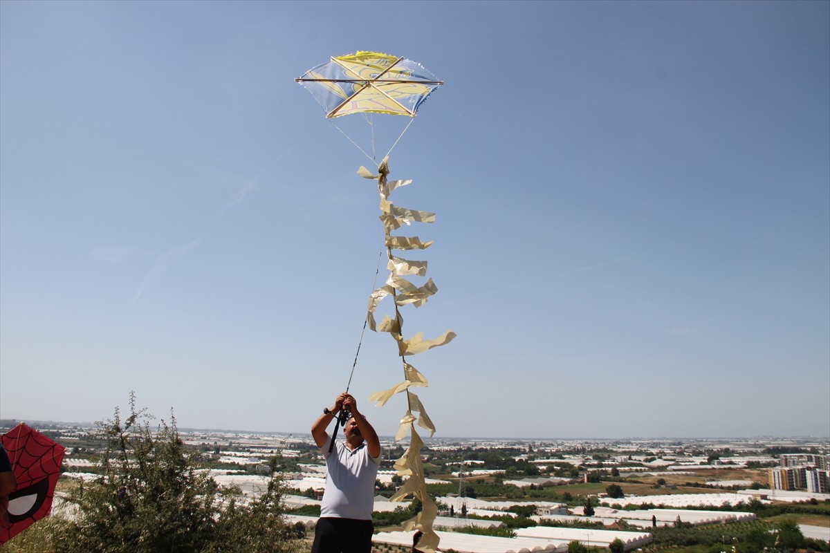 Antalya'nın Serik ilçesinde düzenlenen Eskiyörük 4. Çocuk Oyunları ve Uçurtma Şenliği'nde olta ile...