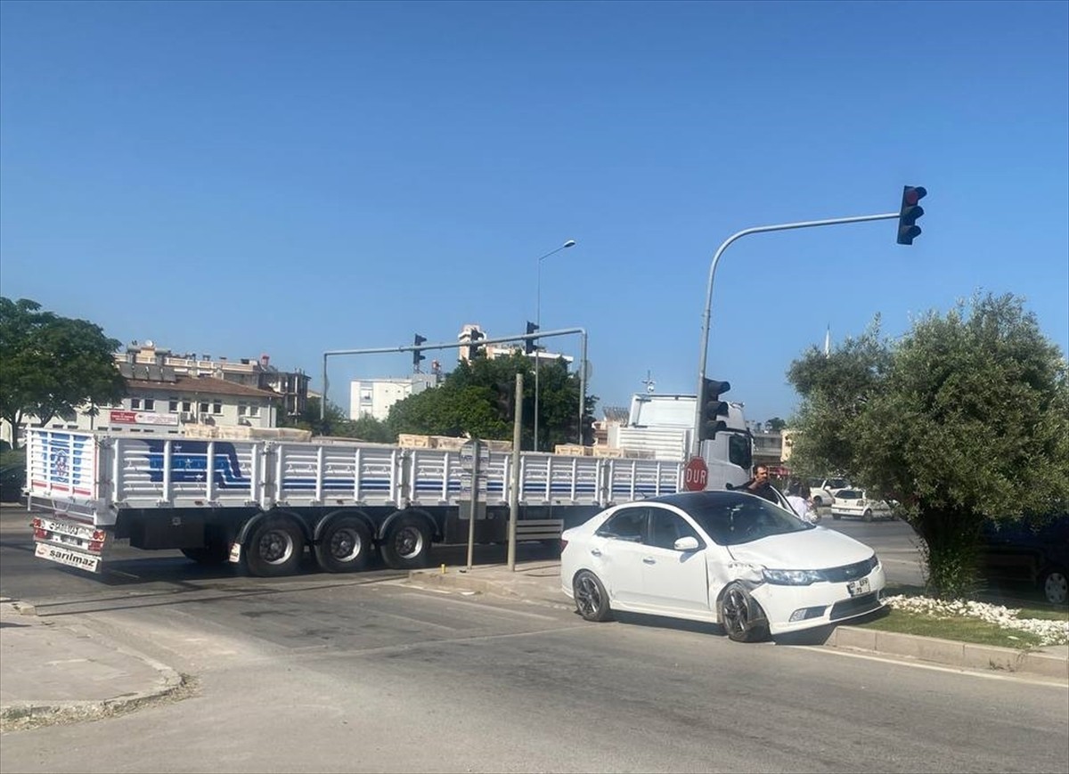Antalya'nın Serik ilçesinde otomobil ile motosikletli polis ekibinin çarpışması sonucu 1 polis...