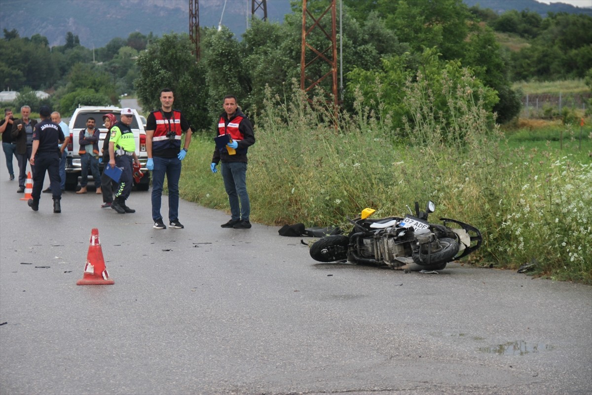 Antalya'nın Serik ilçesinde otomobille çarpışan motosikletin sürücüsü yaşamını yitirdi.