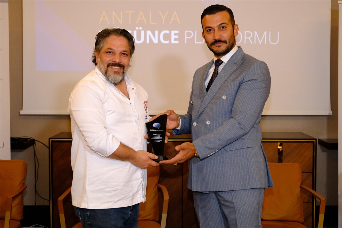 Antalya Düşünce Platformunun kent merkezindeki bir otelde gerçekleştirdiği mayıs ayı toplantısı...