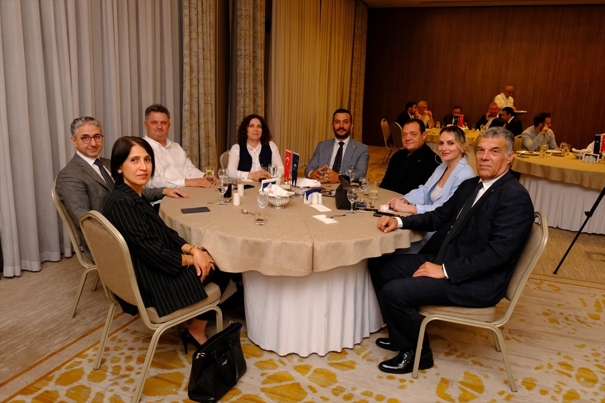 Antalya Düşünce Platformunun kent merkezindeki bir otelde gerçekleştirdiği mayıs ayı toplantısı...