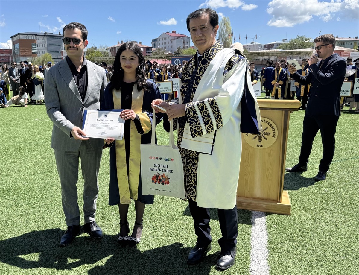 Ardahan Üniversitesinde 870 öğrenci mezuniyet heyecanı yaşadı. Dönem birincisi İngilizce Bölümü...