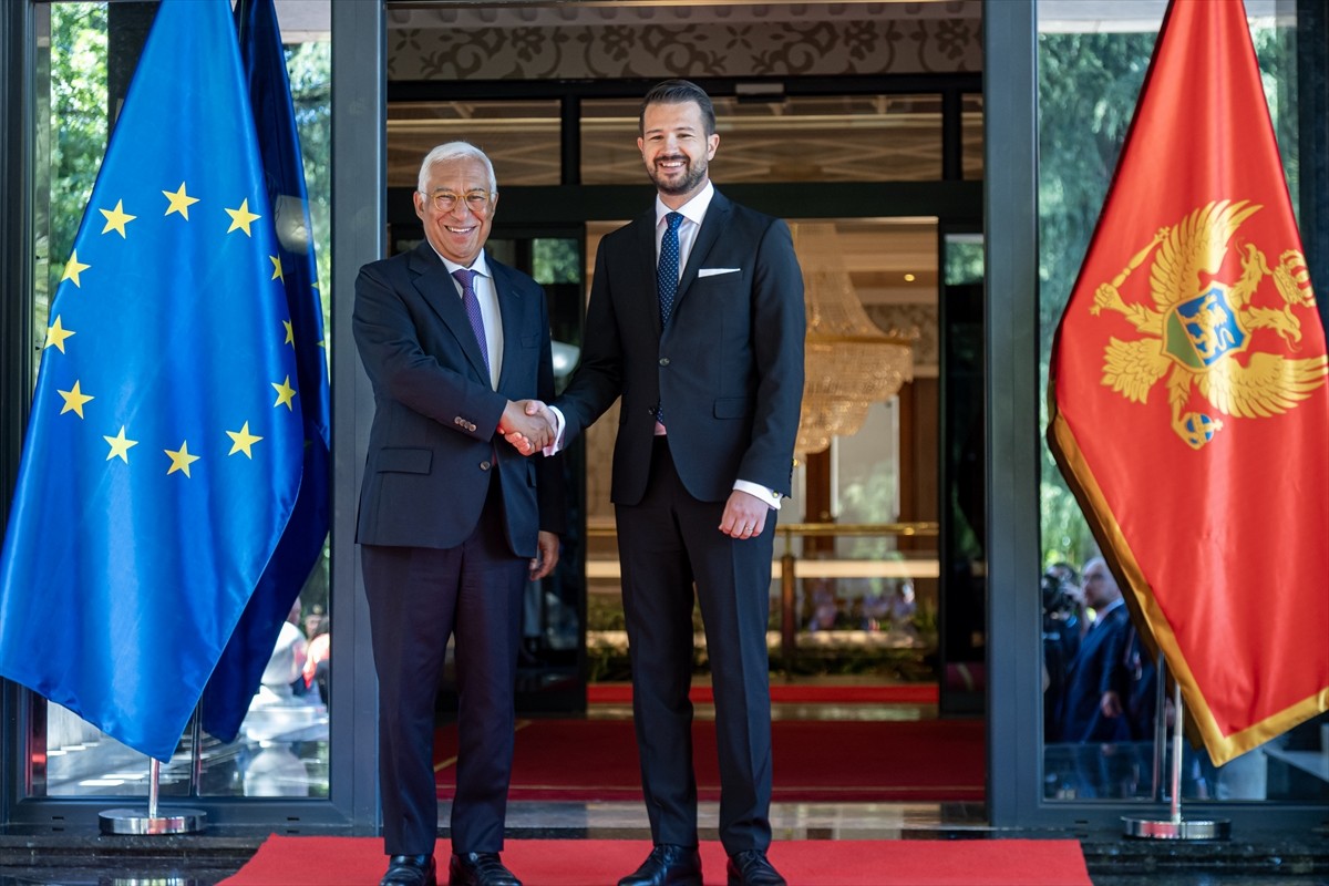 Avrupa Birliği (AB) Konseyi Başkanı Antonio Costa (solda), Balkan turu kapsamında Karadağ'ın...