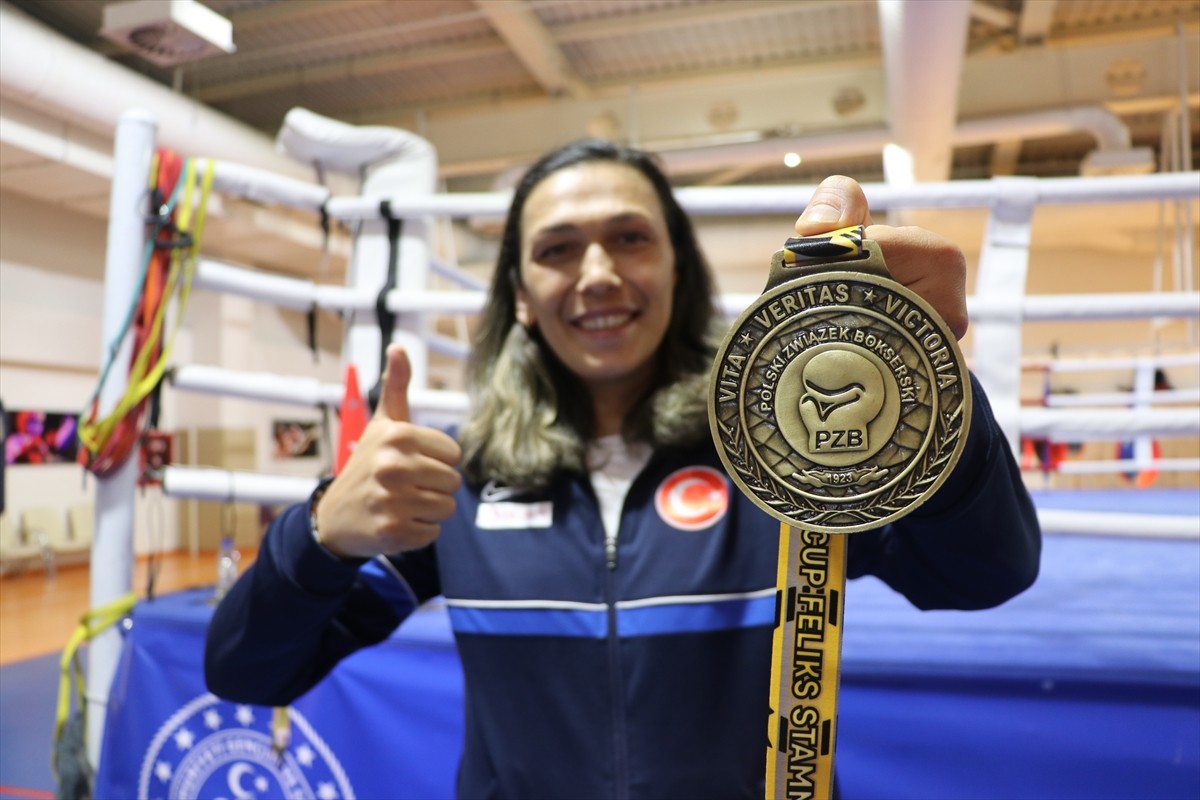 Avrupa şampiyonu ve dünya ikincisi milli boksör Elif Güneri, başarılarıyla kız çocuklarına "örnek"...