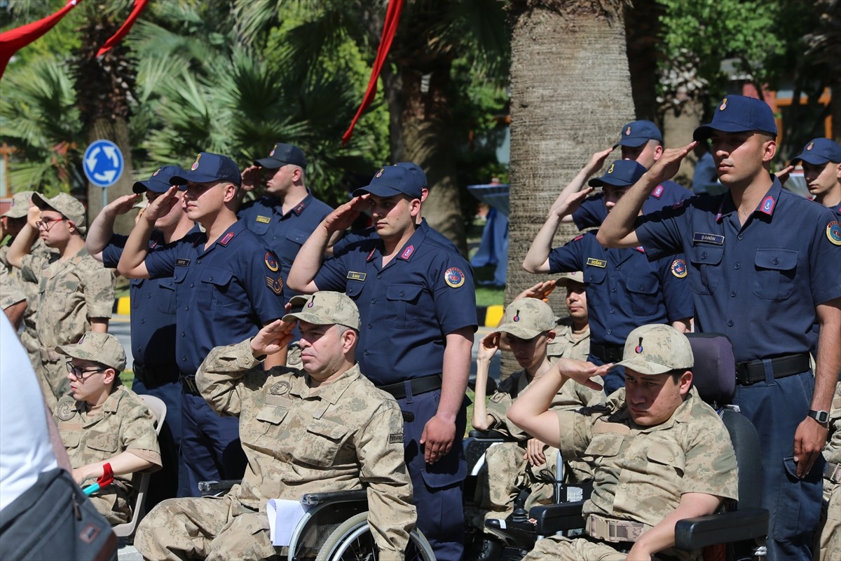 Aydın'da Engelliler Haftası kapsamında bir günlüğüne asker olan 29 engelli, kamuflaj giyip yemin...
