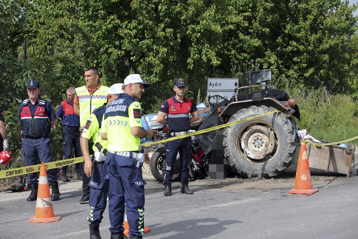 Aydın'ın Koçarlı ilçesinde, traktörle motosikletin çarpışması sonucu 2'si üniversite öğrencisi 3...