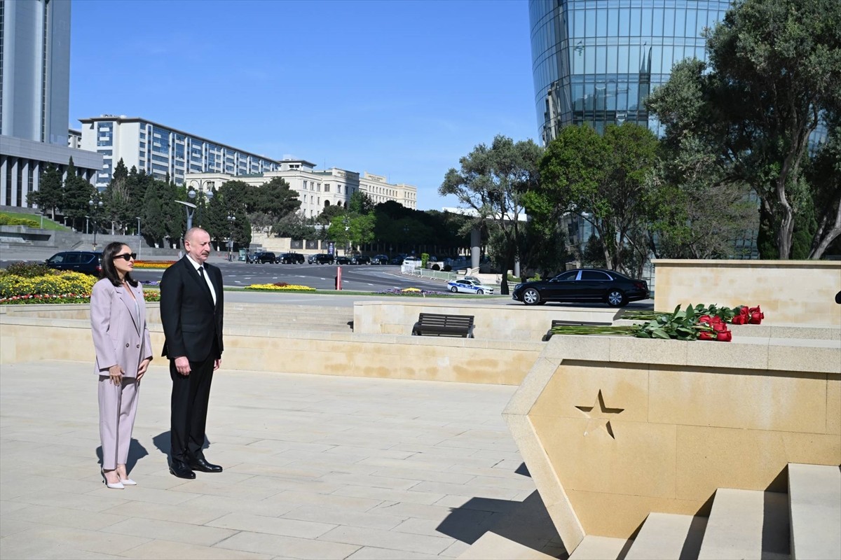 Azerbaycan Cumhurbaşkanı İlham Aliyev, eşi Mihriban Aliyeva ile birlikte, "Sovyetler Birliği...