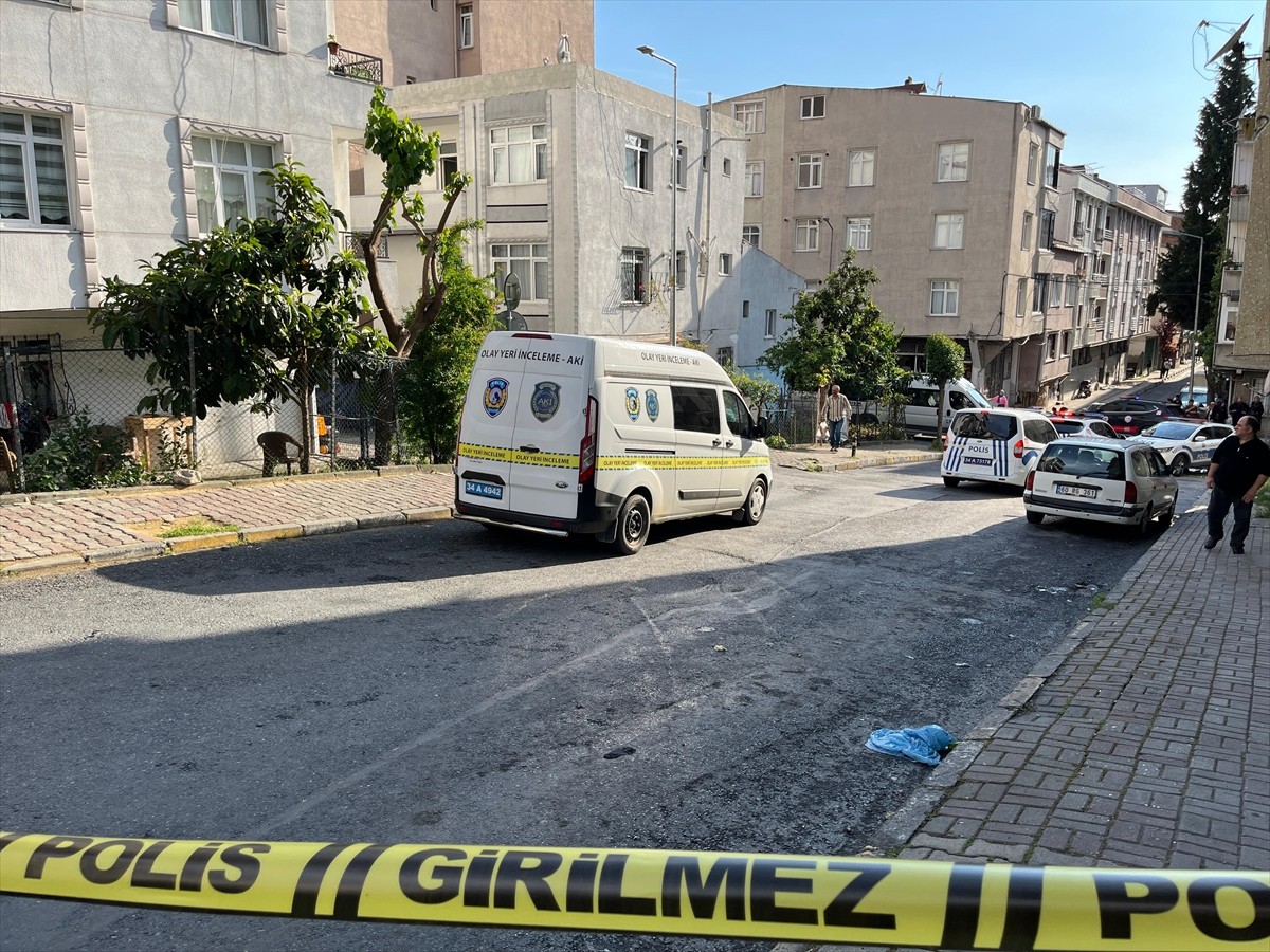 Bağcılar'da bir kişi, boşanma aşamasında olduğu eşini silahla vurarak yaraladıktan sonra intihar...