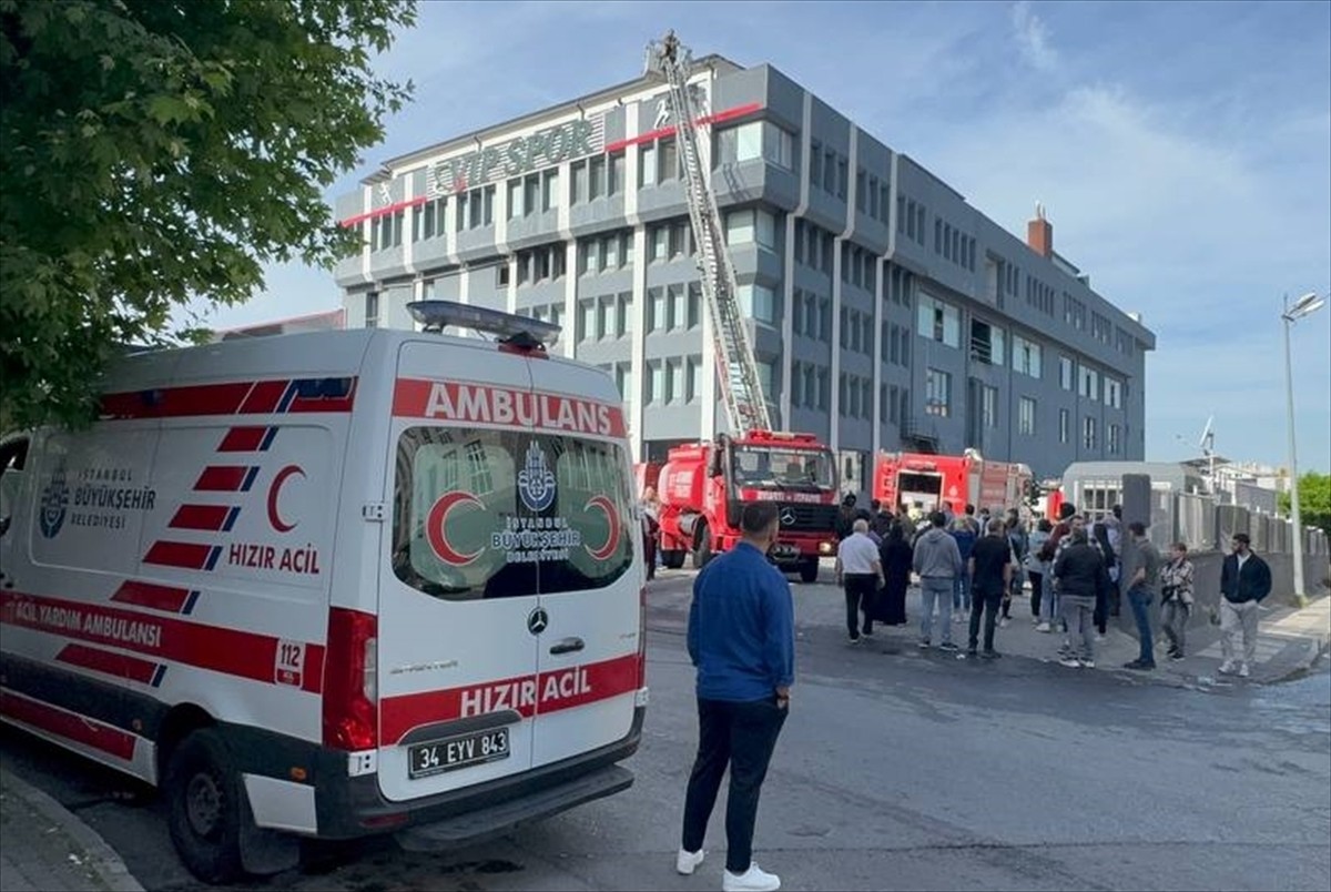 Bağcılar'da, tekstil fabrikasında çıkan yangın itfaiye ekiplerince söndürüldü.