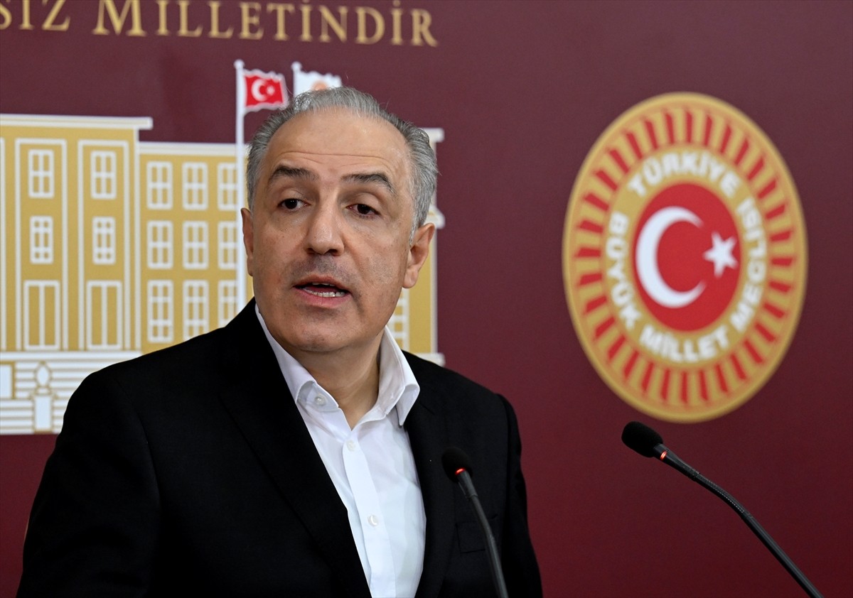 Bağımsız İstanbul Milletvekili Mustafa Yeneroğlu (fotoğrafta), TBMM'de düzenlediği basın...