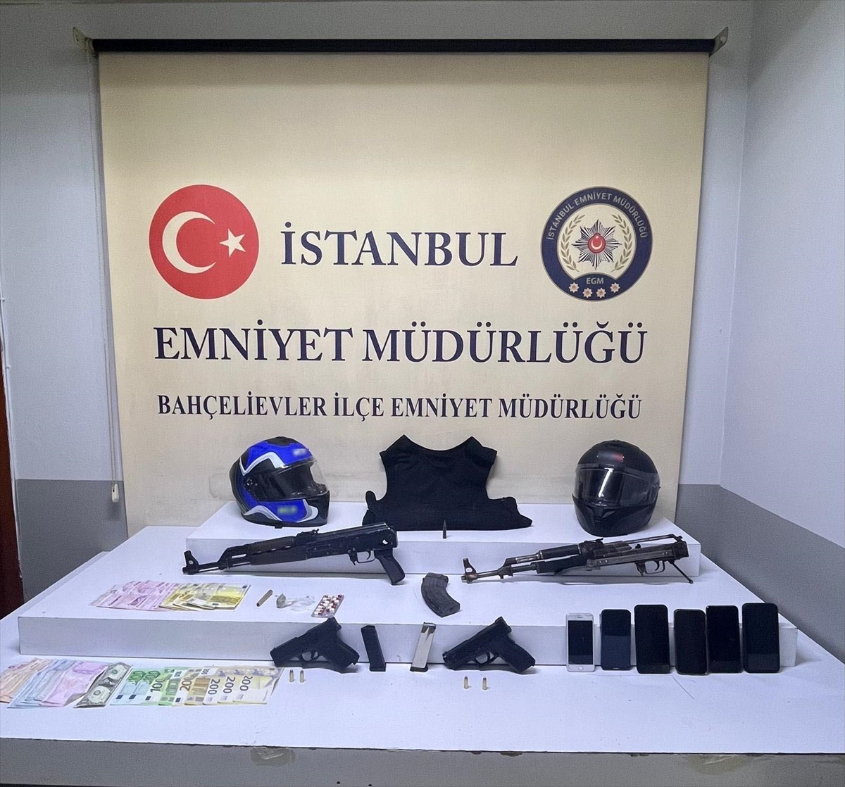 Bahçelievler'de çeşitli suçlardan aranan 5 şüpheli, saklandıkları eve düzenlenen operasyonla...