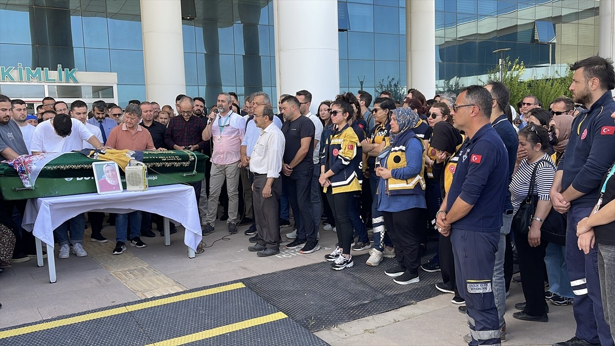 Balıkesir'in Burhaniye ilçesinde, beyin kanaması nedeniyle tedavi gördüğü hastanede yaşamını...