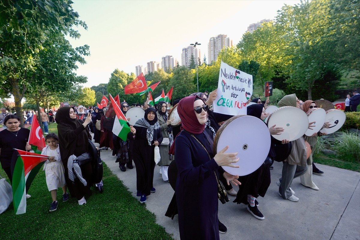 Başakşehir'de, STK Platformu ile Genç Aktivistler tarafından "Özgür Gazze Yürüyüşü" düzenlendi....