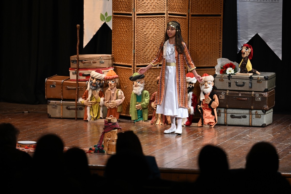 Başkentte, "Sözle Yaşayan Miras: Masal ve Meddah Şenliği ve Yarışması" düzenlendi. İçişleri...