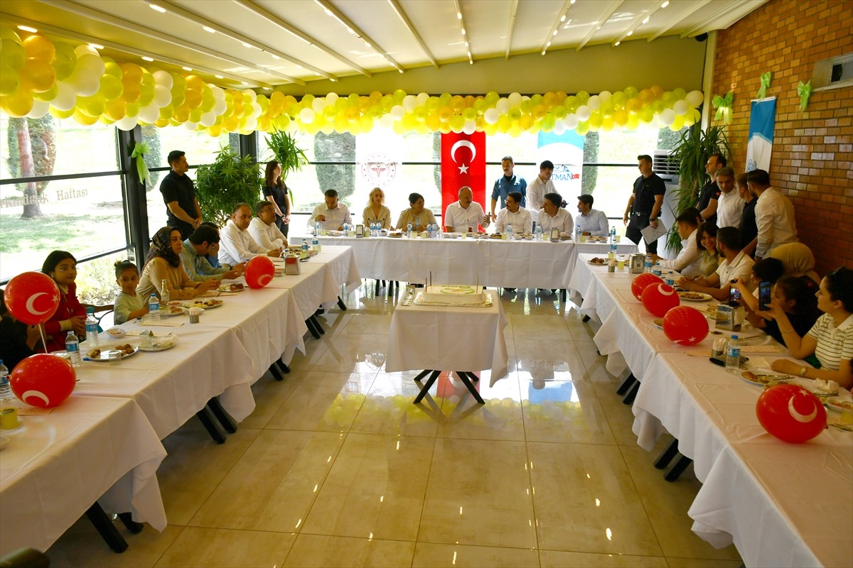 Batman Valisi Ekrem Canalp, Batman Belediyesine ait Glütensiz Kafe'de çölyak hastalarıyla...