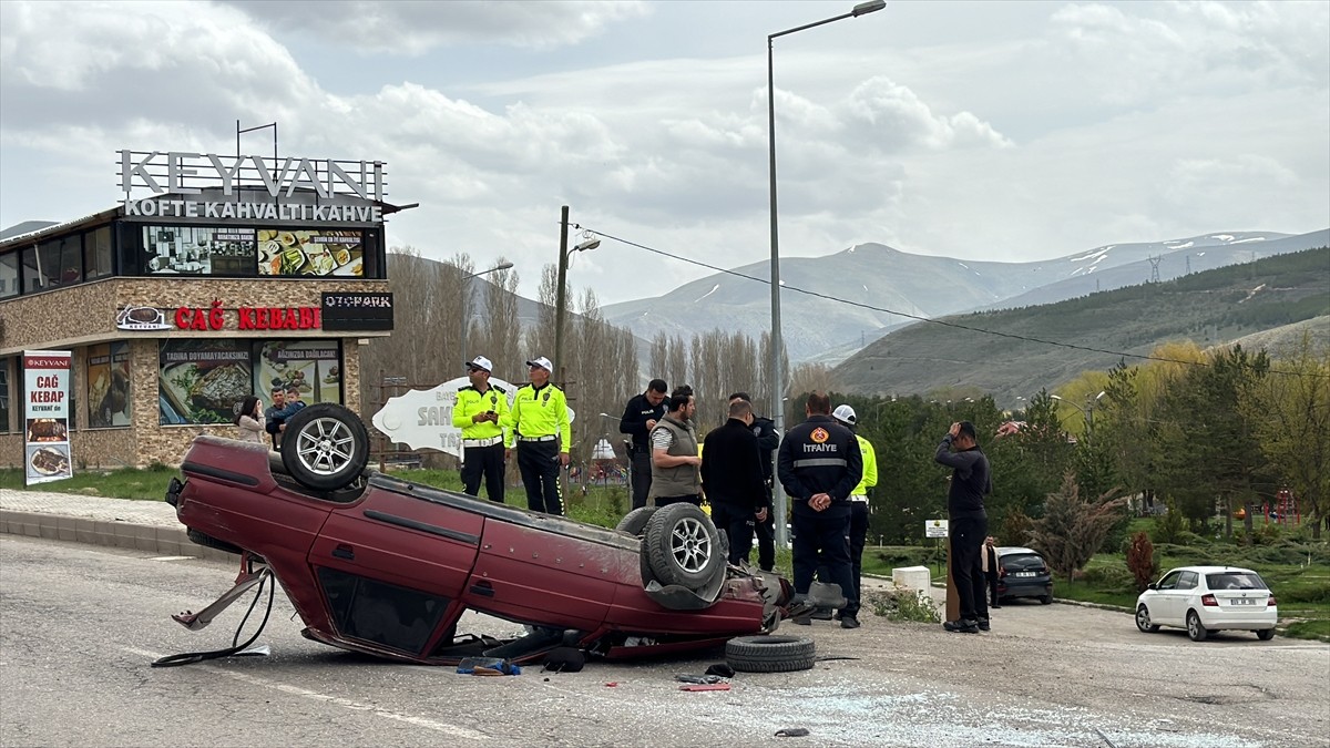 Bayburt'ta otomobilin devrilmesi sonucu 2'si çocuk 4 kişi yaralandı. Olay yerine 112 Acil Sağlık...