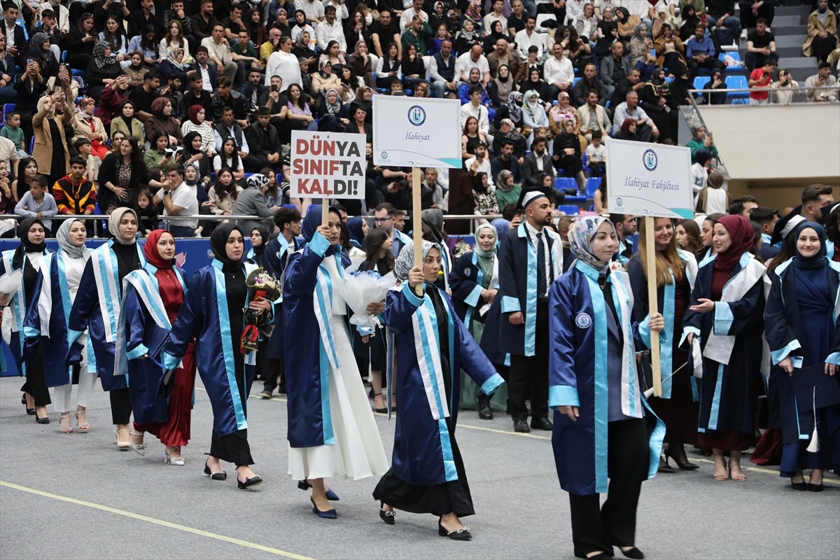 Bayburt Üniversitesinde 2024-2025 akademik yılı mezuniyet töreni sırasında öğrenciler ve...