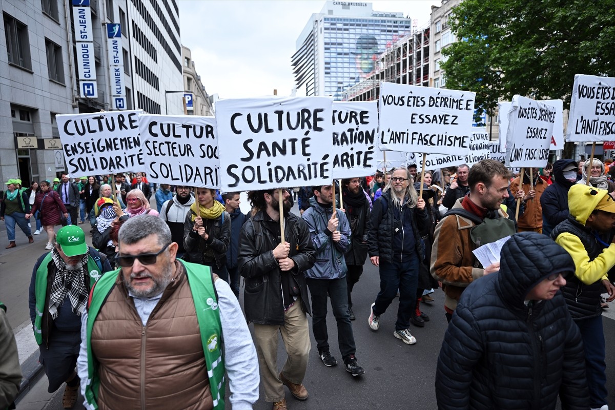 Belçika'nın başkenti Brüksel'de binlerce kişi ülkede sosyal harcamaları azaltacak kemer sıkma...