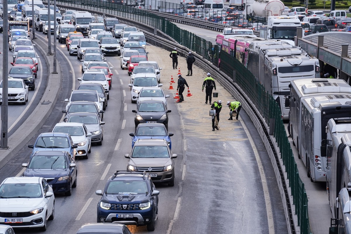Beylikdüzü'nde metrobüsün, yolcu almak üzere durakta bekleyen diğer metrobüse arkadan çarpması...