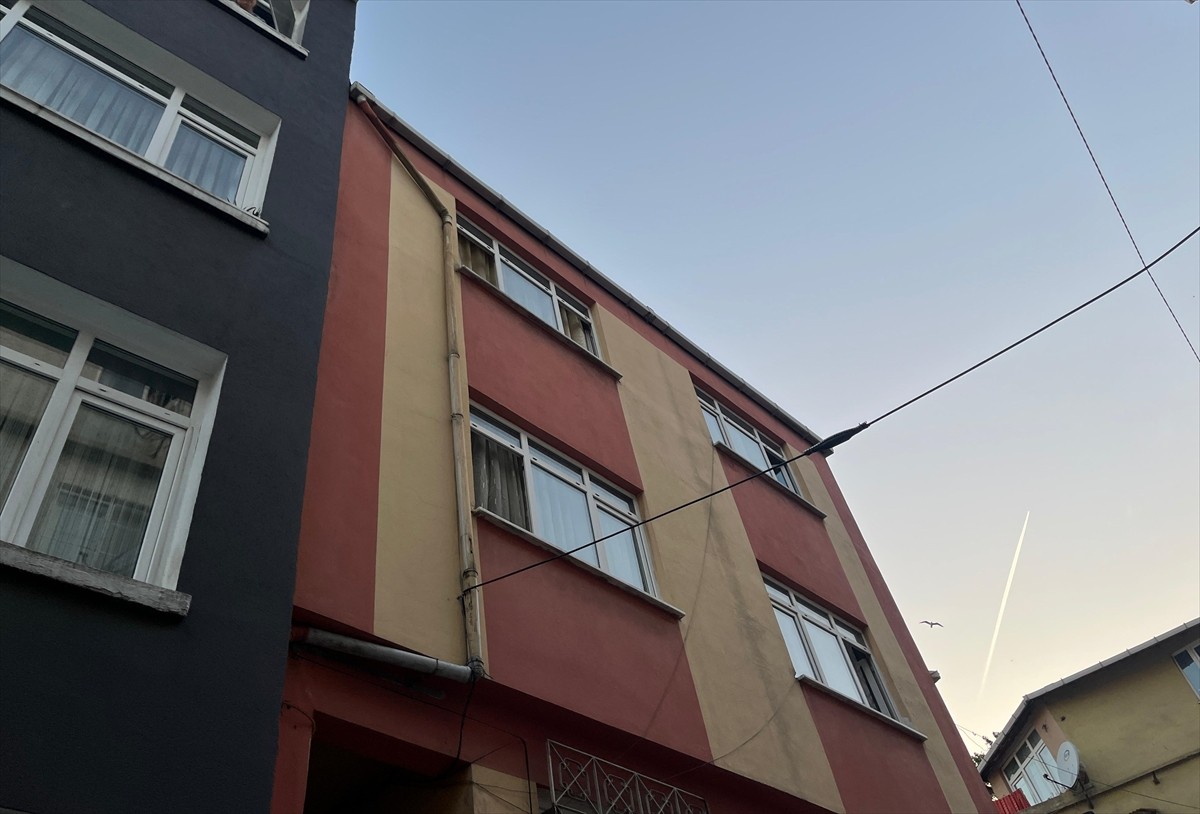 Beyoğlu'nda tartıştığı kardeşini silahla öldüren kişi intihar etti. İhbar üzerine bölgeye polis ve...