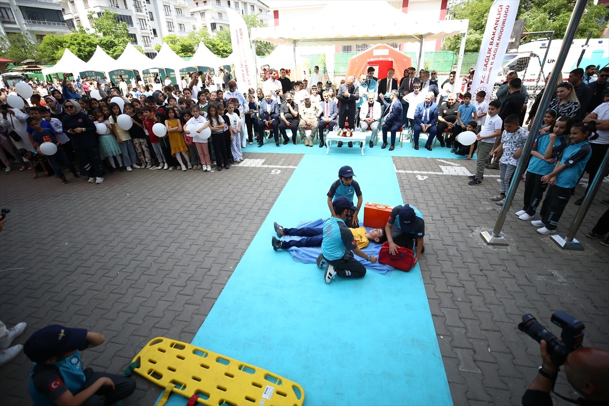 Bingöl'de "Sağlıklı çocuk, sağlıklı gelecek" etkinliği gerçekleştirildi. İl Sağlık Müdürlüğünce...