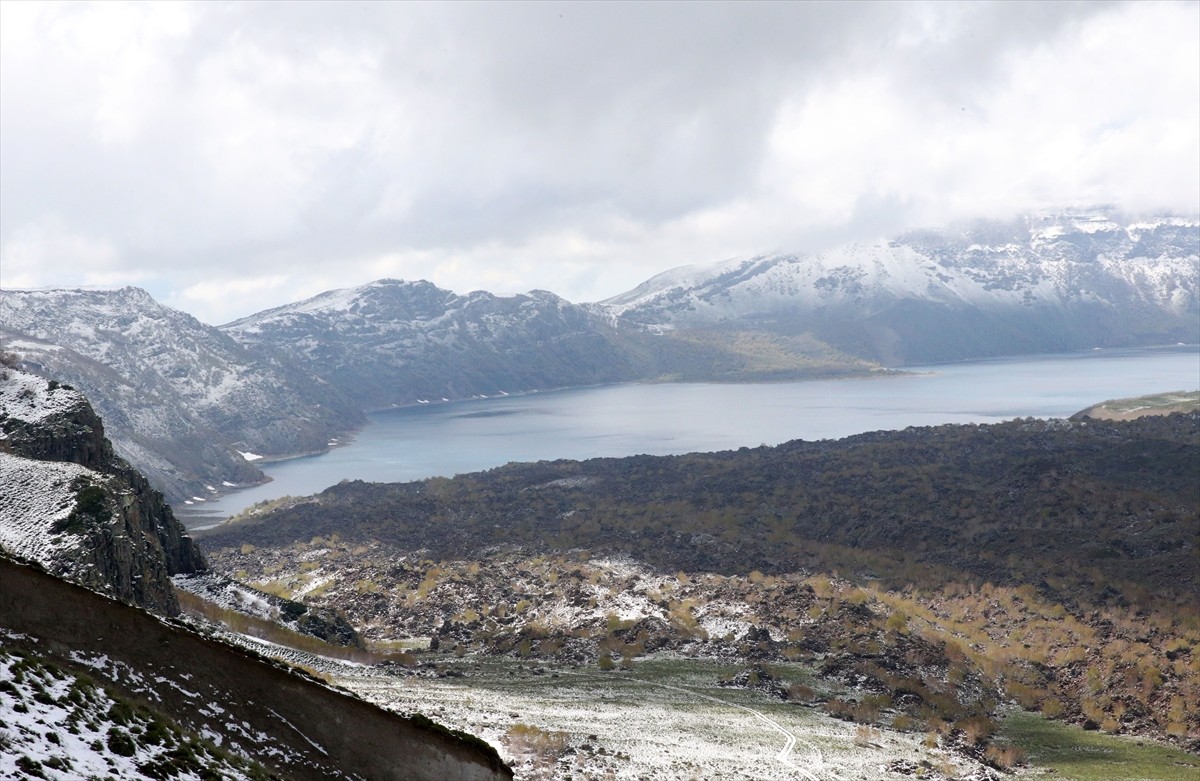 Bitlis'in Tatvan ilçesinde kar nedeniyle Nemrut Dağı ve yüksek kesimler beyaz örtüyle...